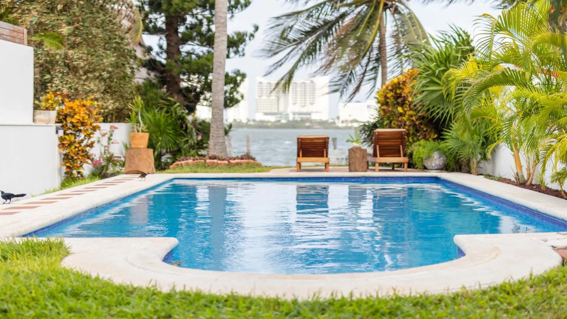 Magnifica Villa Palmeras Luxurious 4 Bedroom 6 Bds 4 Ba Private Pool Lagoon Front Super Fast Wifi Cancun