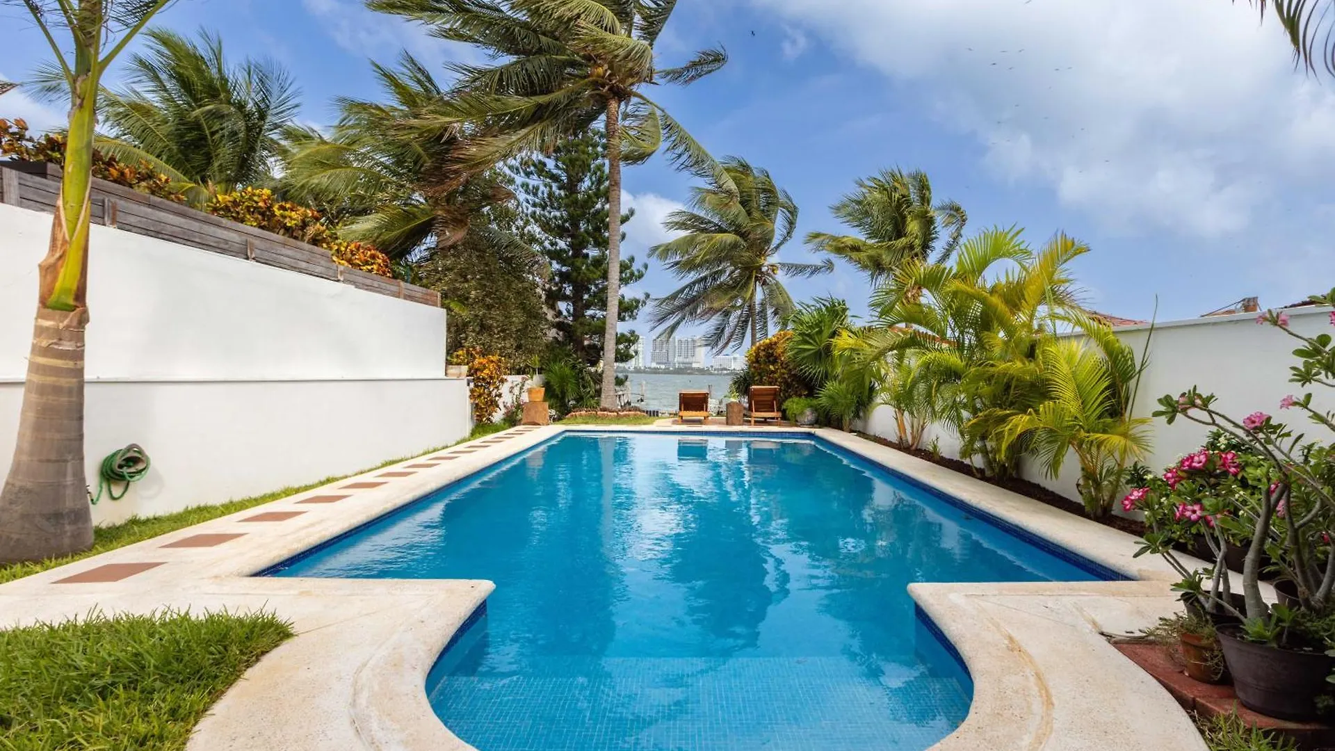 Magnifica Villa Palmeras Luxurious 4 Bedroom 6 Bds 4 Ba Private Pool Lagoon Front Super Fast Wifi Cancun