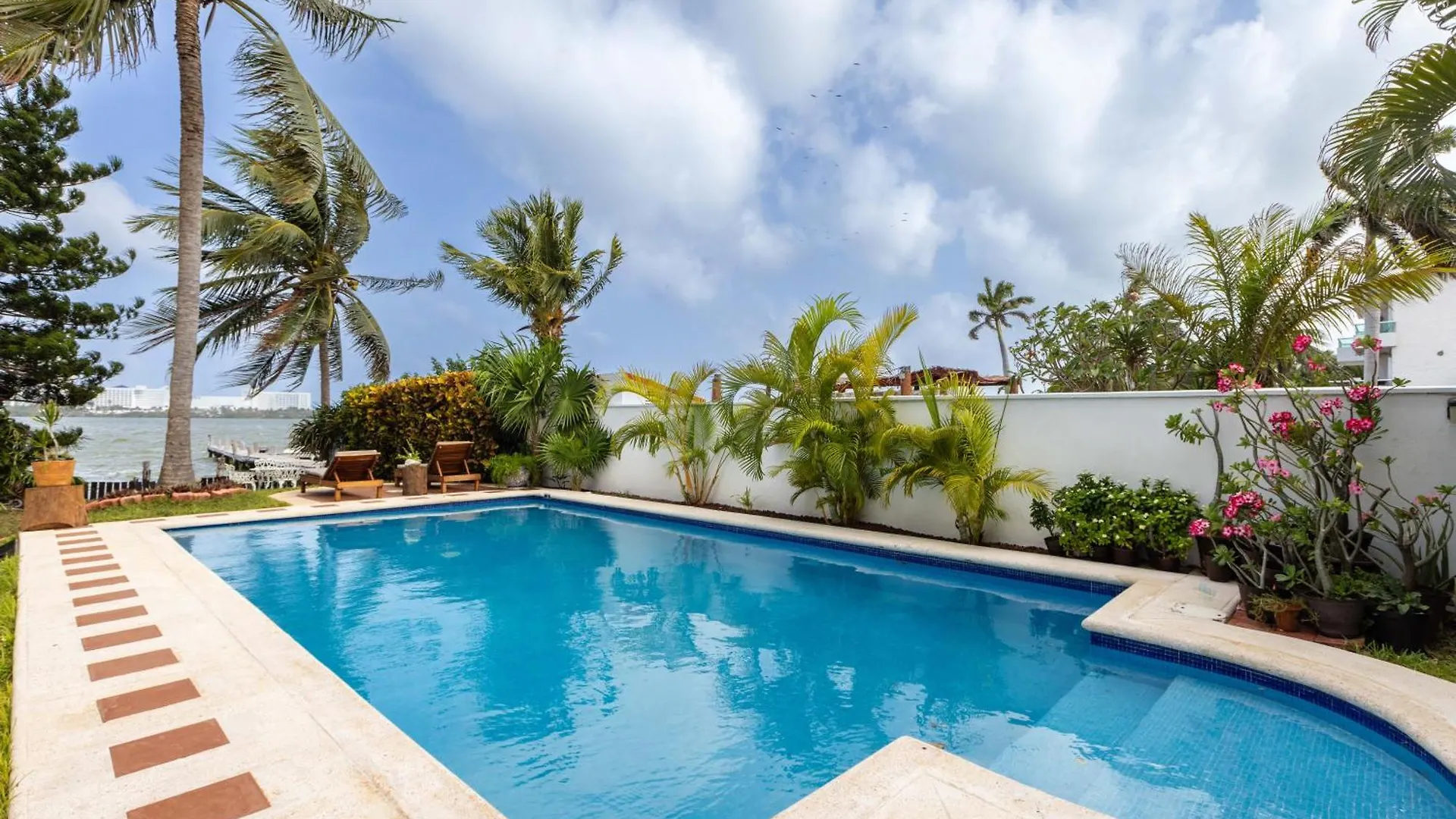Magnifica Villa Palmeras Luxurious 4 Bedroom 6 Bds 4 Ba Private Pool Lagoon Front Super Fast Wifi Cancun 0*,