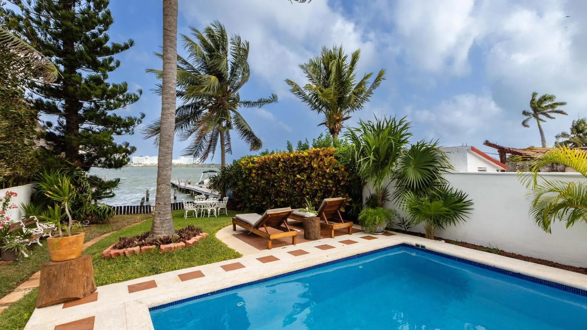 Magnifica Villa Palmeras Luxurious 4 Bedroom 6 Bds 4 Ba Private Pool Lagoon Front Super Fast Wifi Cancún